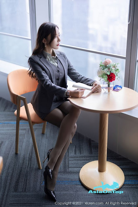 XIUREN No 4251 – Yanni (王馨瑶)