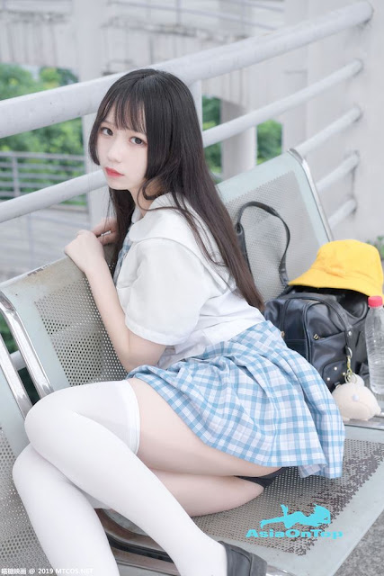 MTCos – Vol 015 – 半度度度喵 白丝格子裙 Half degree meow white silk plaid skirt￼￼