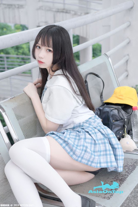 MTCos – Vol 015 – 半度度度喵 白丝格子裙 Half degree meow white silk plaid skirt￼￼