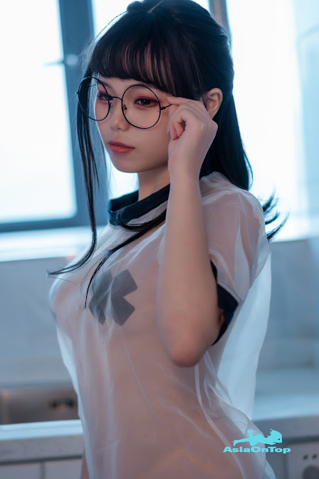 Coser@七月喵子 (qiyuemiaozi) No.009: 喝酸奶的眼镜娘 glasses girl drinking yogurt