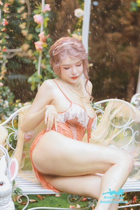 Coser@Xia Xiao Qiu Qiu Qiu (夏小秋秋秋) No.107: 花园嬉水 Playing in the garden