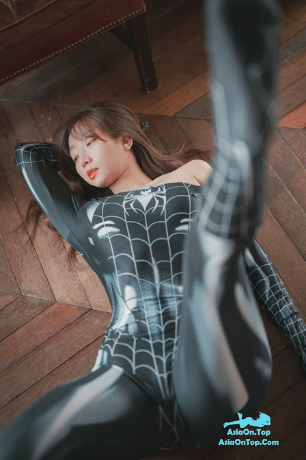 DJAWA Photo Koby: “The Curvy Spider Girl”