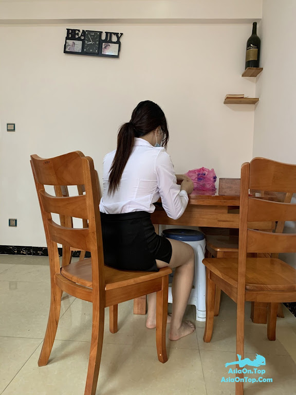 BODY PHOTOGRAPHY – Camel toes are vacuum running