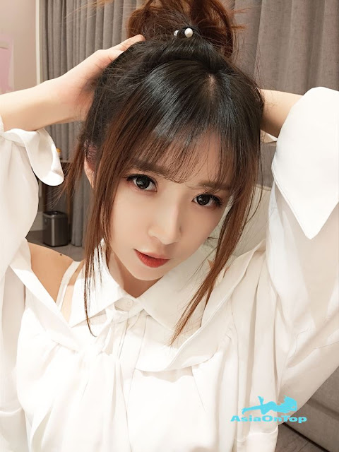 Coser@小女巫露娜 Vol.004: 条纹提花白衬衣 Striped Jacquard White Shirt