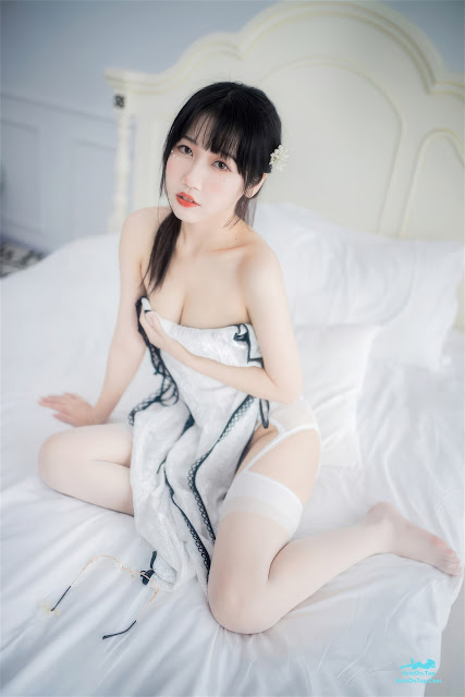 Coser@不呆猫 – 人妻白旗袍