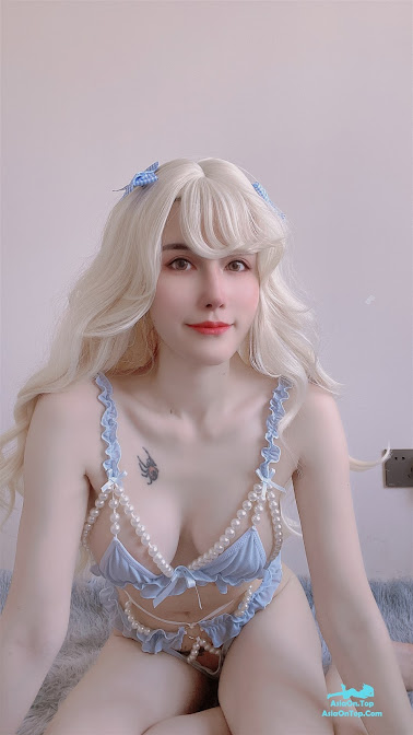 Coser@鹿八岁 – 金发可爱女孩